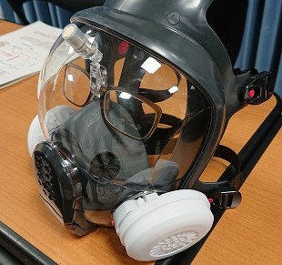 放射線防護マスク用のマグネット固定方式メガネ　原子力機構とコクゴが開発