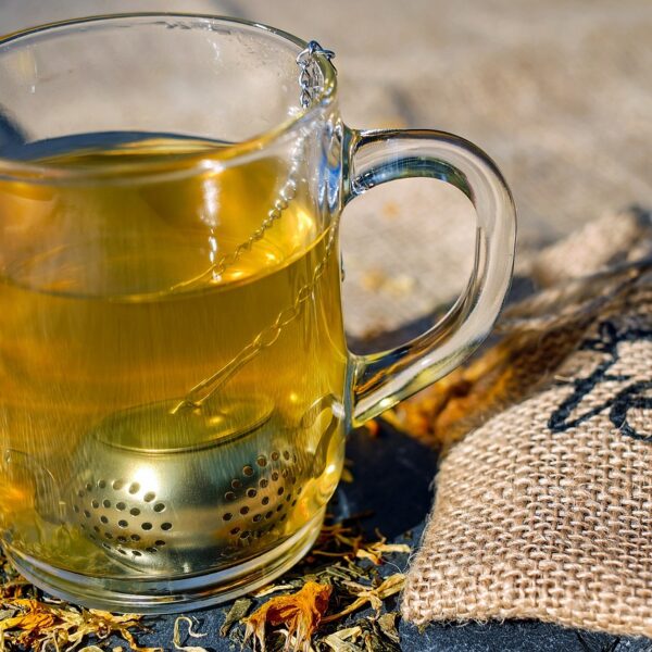 飲み口厚いと甘く薄いと苦い　グラスの違いが緑茶の味に影響