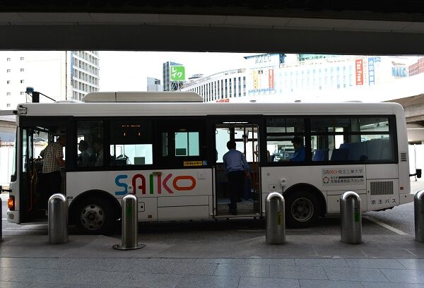 埼玉工大の自動運転バス　東京・西新宿の公道を走行