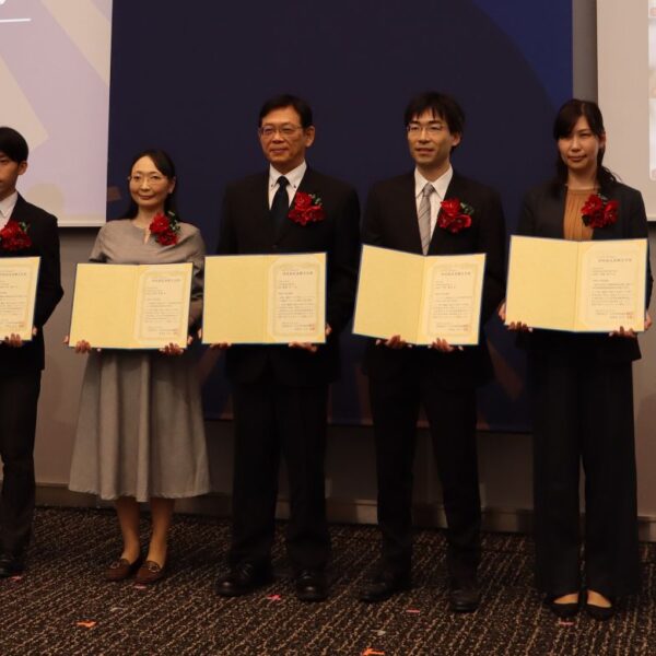 電子工学で人間と機械の調和促進　立石財団が助成金贈呈式