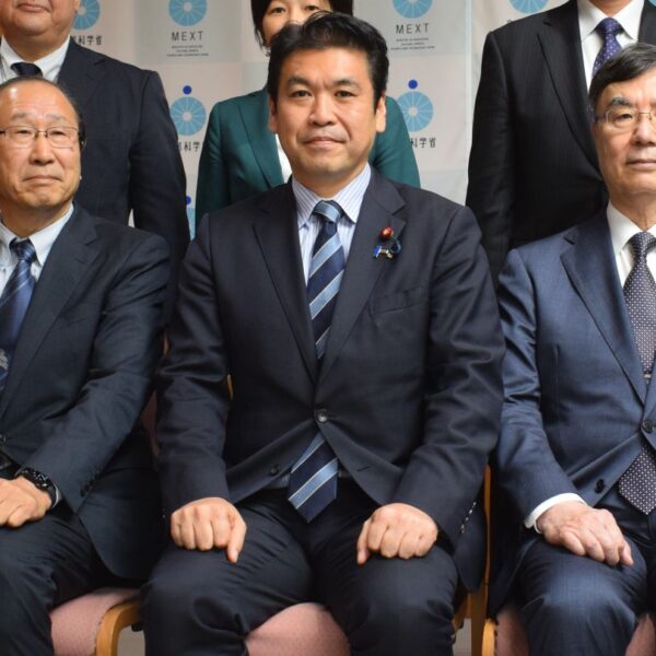 基礎科学・若手に支援要望　ノーベル賞２氏が文科相を表敬訪問