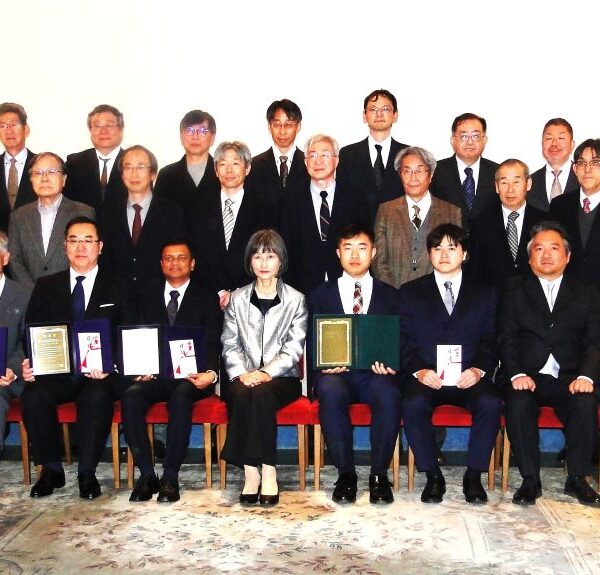 高エネルギー加速器科学研究奨励会が奨励賞各賞の授与式