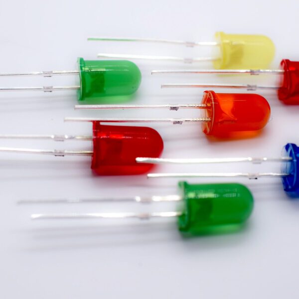 有機LEDでにじみのない光を実現　超狭帯域発光の材料開発