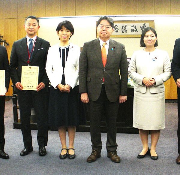 日本初の周波数オークション　26GHz帯　ドコモなど３者落札