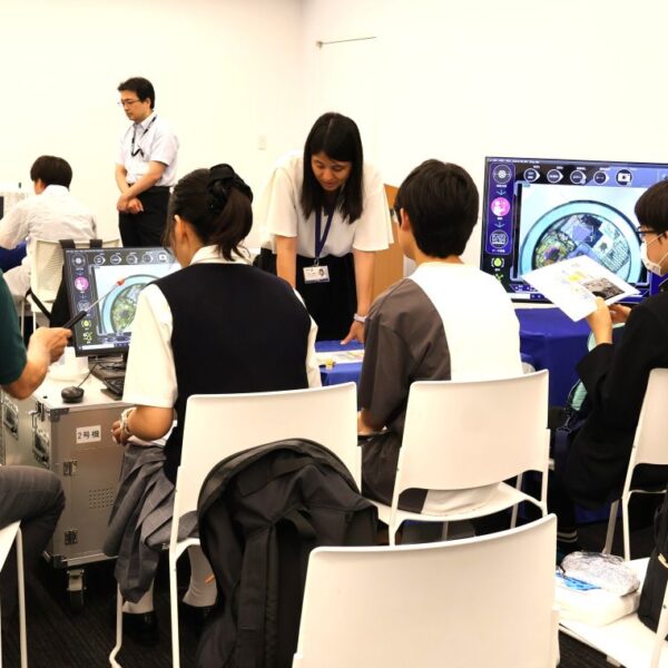 中高生90人「真剣なまなざし」　分析機器の操作体験　JAIMAサマーサイエンスクール開催